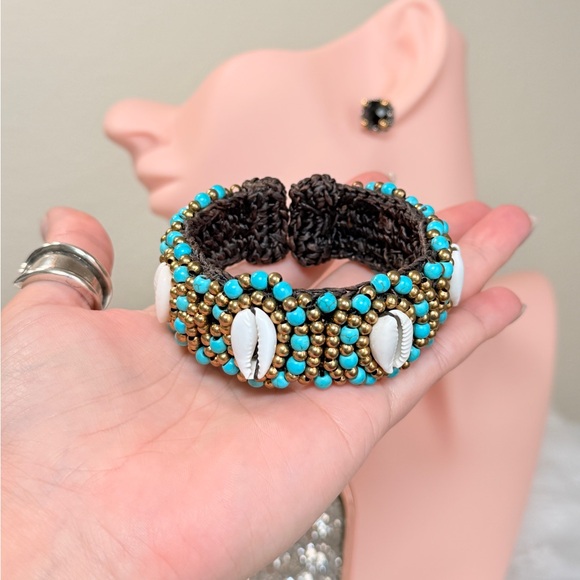 Elegant Beaded Bracelet with Turquoise and Gold - Picture 4 of 7